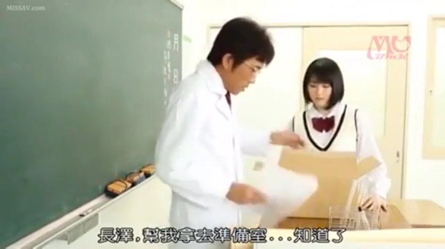 白大褂 · 教室 · 师生 · 专注 · 站立 · 中景 · 黑板 · 整理