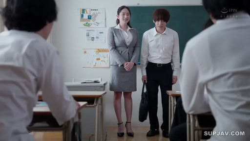 教室 · 站立 · 中景 · 微笑 · 职业装 · 黑板 · 互动 · 校园