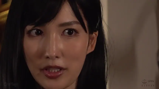 室内 · 顔のクローズアップ · 注視 · 深色上衣 · 凝重 · 黑发 · 微侧脸