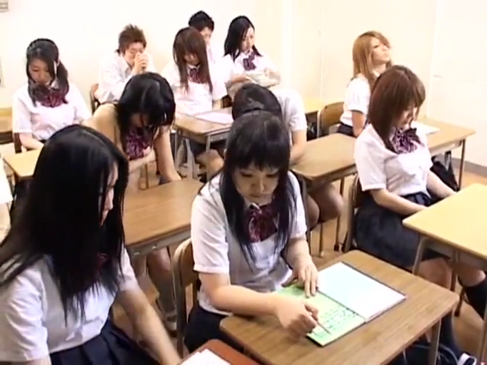 坐姿 · 教室 · 专注 · 课桌 · 制服 · 群体 · 学习