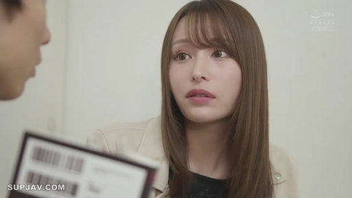 室内 · 坐姿 · 面部特写 · 注视 · 惊讶 · 长直发 · 米色夹克 · 文档