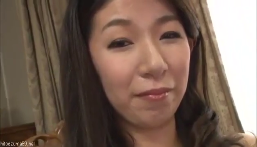 室内 · 微笑 · 面部特写 · 对视 · 便装 · 熟女 · 正面