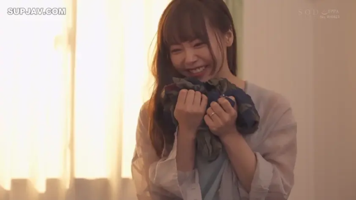 室内 · 站立 · 羞涩 · 半身 · 居家 · 衬衫 · 衣服 · 闻味