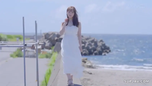 全身 · 自然 · 行走 · 散歩 · 白いワンピース · 阳光 · 海边