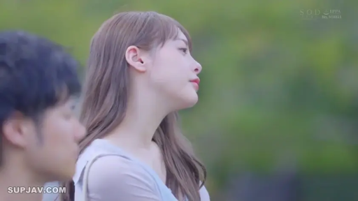 站姿 · 平静 · 顔のクローズアップ · 注視 · 屋外 · 淡い色のトップス