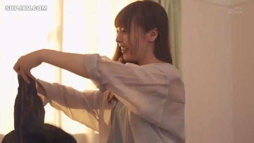 室内 · 站立 · 中景 · 微笑 · 衣類 · 脱衣 · 横顔 · 透视衫