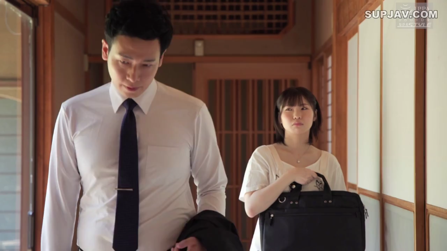 站立 · 剧情 · 行走 · 冷淡 · 西装衬衫 · 公文包 · 日式走廊