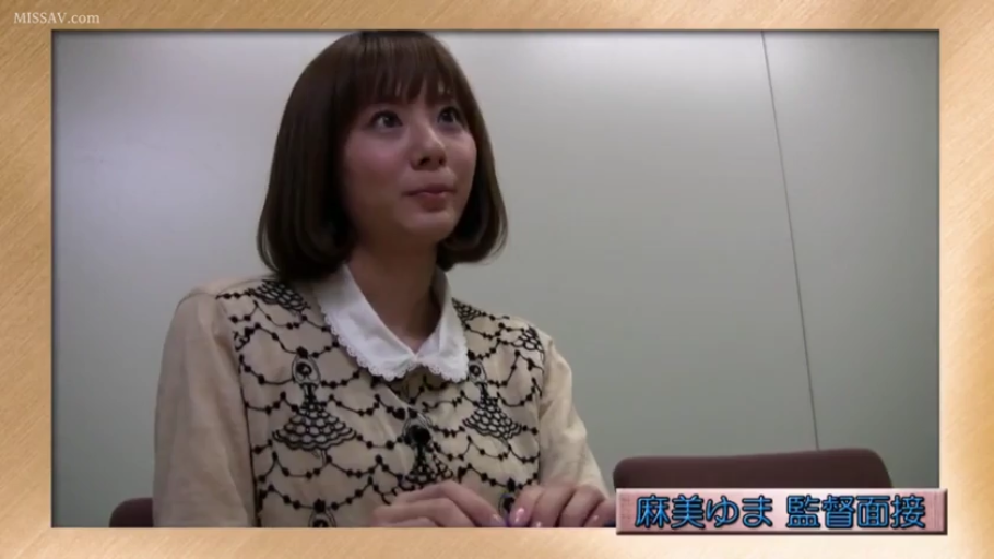 室内 · 坐姿 · 专注 · 短发 · 半身像 · 面试 · 蕾丝花纹衬衫