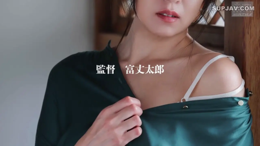 室内 · 面部 · 自然 · 正坐 · 注视 · 吊带背心 · 欧美