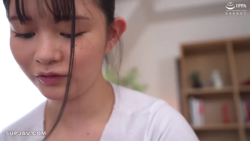 室内 · 委屈 · 顔部のクローズアップ · 注視 · 水印 · 白いTシャツ · 正面