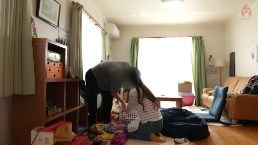 跪坐 · 平静 · 客厅 · 居家 · 远景 · 整理衣物 · 洗衣筐 · 条纹衫与牛仔裤