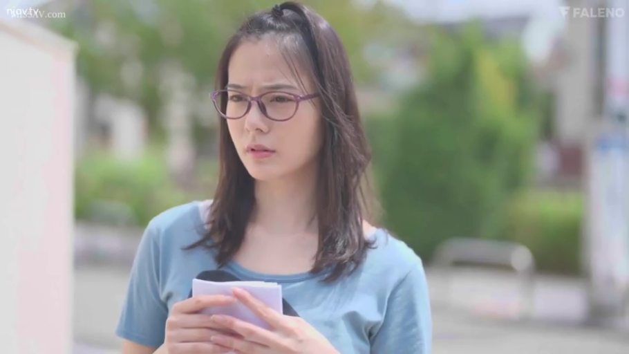 眼镜 · 站立 · 困惑 · 上半身 · 户外 · 长发 · 浅蓝色T恤 · 拿着纸条