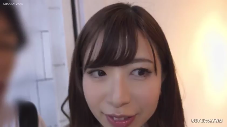 坐姿 · 马赛克 · 中景 · 微笑 · 荧光绿背心 · 日式房间 · 矮桌 · 调情抚摸