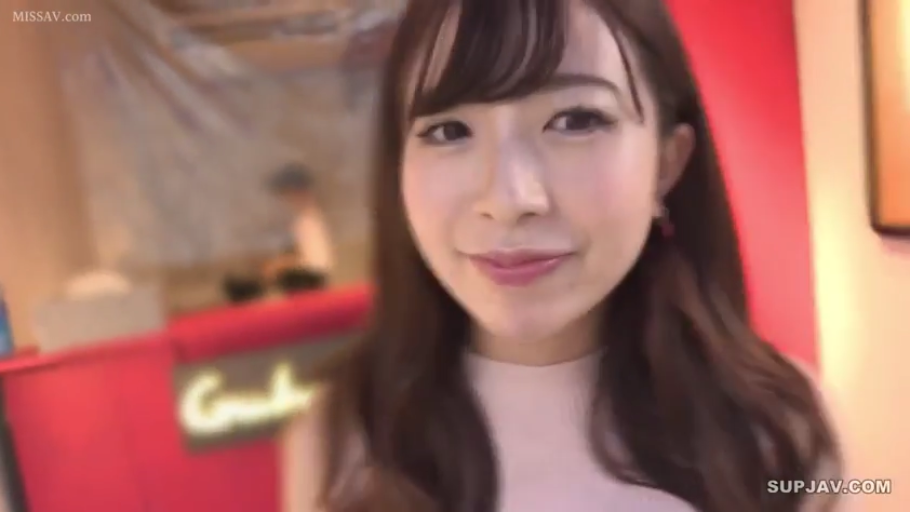 室内 · 面部 · 站立 · 微笑 · 对视 · 近景特写 · 浅色上衣