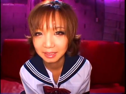 俯身 · 微笑 · 房间 · 近景 · JK制服 · 水手服 · 注视镜头 · 红色沙发