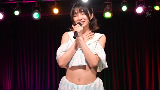 投入 · 站立 · 半身 · マイク · 舞台 · 唱歌 · 偶像服饰 · 聚光灯