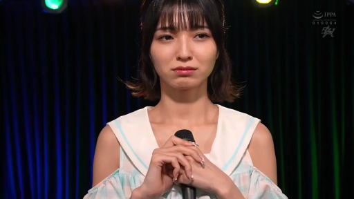 噘嘴 · 特写 · 麦克风 · 舞台 · 舞台灯光 · 发言 · 格子水手裙 · 握麦