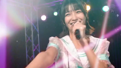 脸部特写 · 笑容 · 麦克风 · 舞台 · 唱歌 · 握持姿势 · 偶像服 · 现场演出