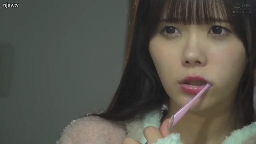 顔部のクローズアップ · 浴室 · 正面 · 無表情 · 刷牙 · 牙刷 · 齐刘海 · 绒毛睡衣