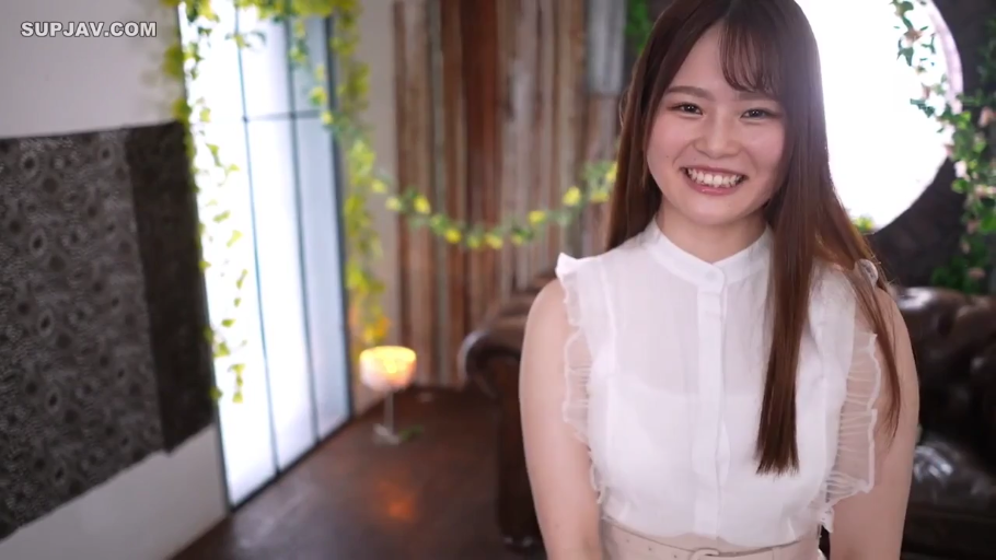 室内 · 坐姿 · 微笑 · 面对镜头 · 半身特写 · 绿植 · 无袖上衣