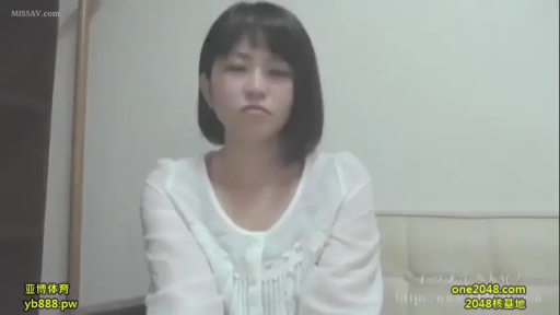 坐姿 · 严肃 · 卧室 · 半身 · 白色上衣 · 注视 · 短发