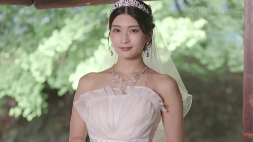 站立 · 摆拍 · 微笑 · 面部特写 · 户外 · 皇冠 · 白色婚纱