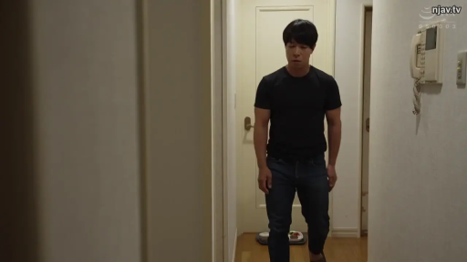 室内 · 全裸 · 站姿 · 微笑 · 上半身特写 · 绿植 · 半裸 · 遮挡胸部