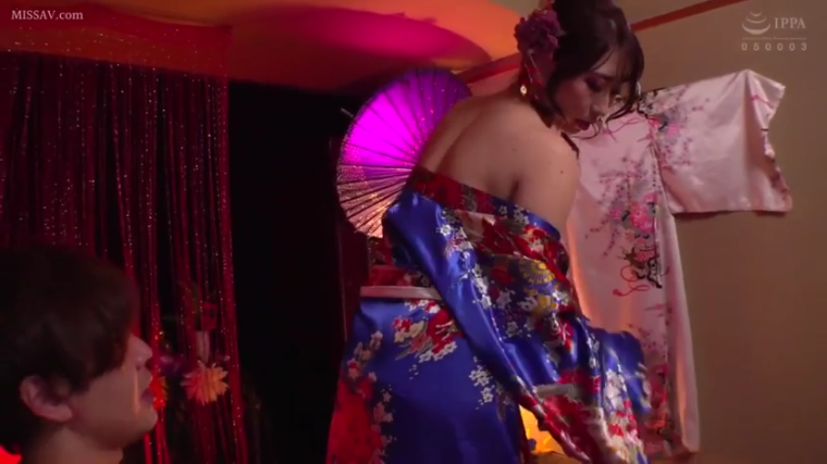 氛围暧昧 · 半露香肩 · 内室 · 男子面部侧写 · 男子痴迷神情 · 挂在墙上的和服