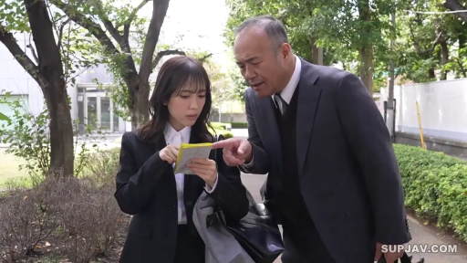 忧郁 · 站立 · 学生制服 · 凝视 · 户外 · 侧脸特写 · 侧颜