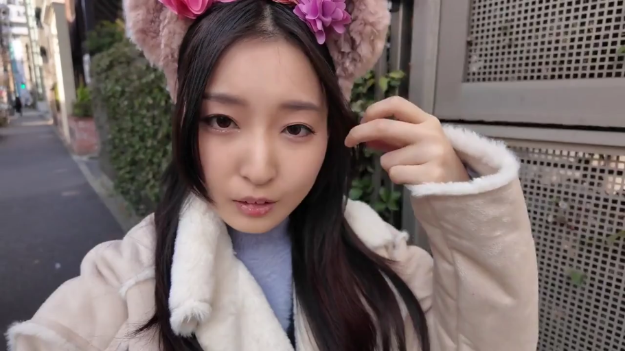 站立 · 面部特写 · 街道 · 户外 · 自拍 · 大衣 · 可爱 · 花朵发箍