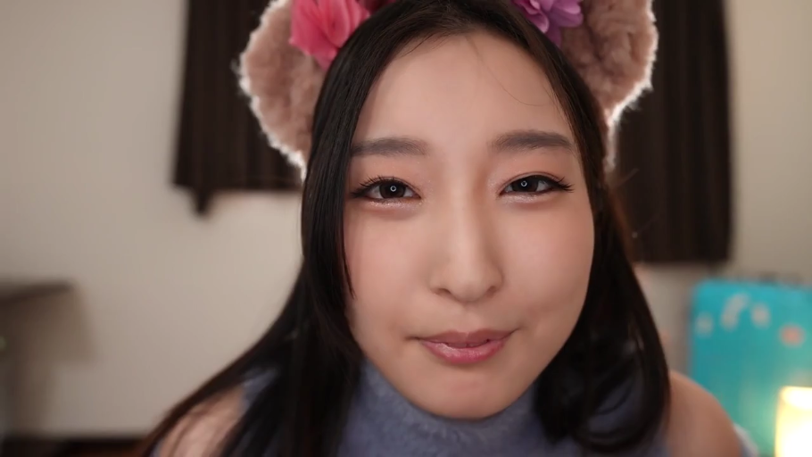 室内 · 面部特写 · 灰色毛衣