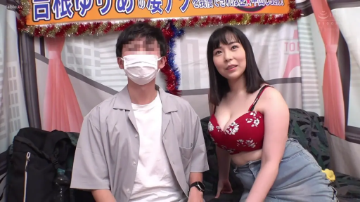 俯身 · 台灯 · 成人内容 · 诱惑 · 上半身特写 · 注视镜头 · 摄影棚 · 吊带内衣