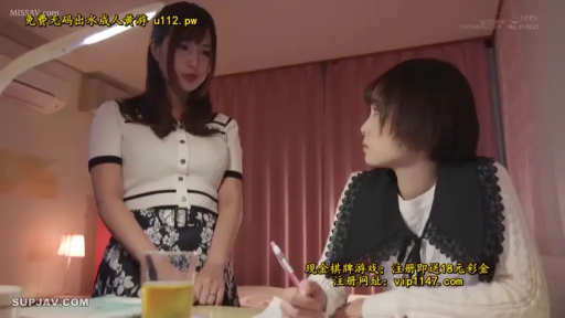 室内 · 站立 · 中景 · 自然 · 对话 · 碎花裙 · 少女 · 笔