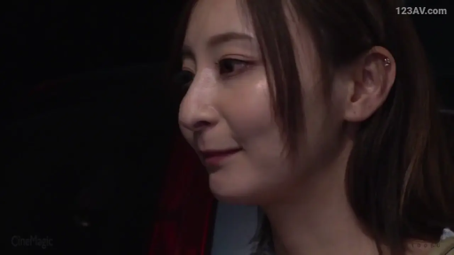 室内 · 微笑 · 面部特写 · 注视 · 侧脸 · 不详 · 侧颜