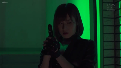 上半身特写 · 黑色紧身战术服 · 绿色灯光走廊 · 双手持枪姿势 · 戒备 · 冷峻严肃 · 黑色手枪 · 动作题材