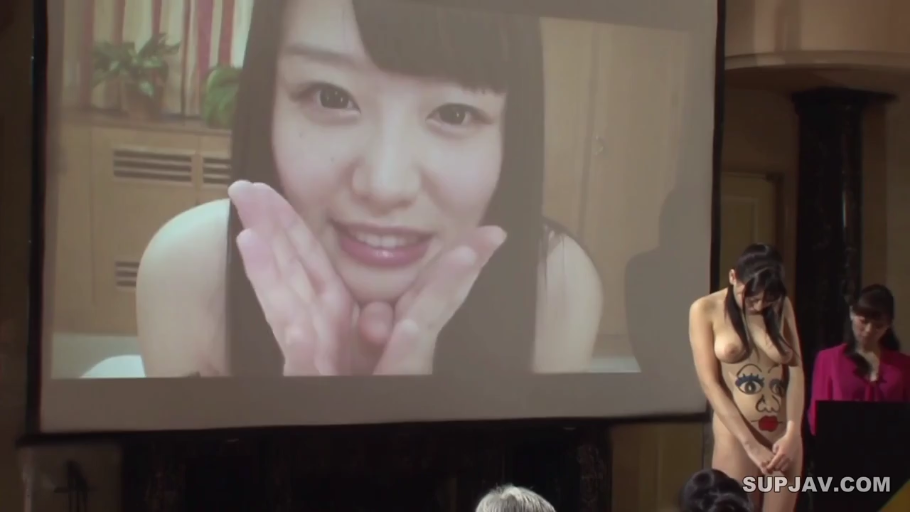 室内 · 脸部 · 全裸 · 站立 · 展示 · 羞涩 · 人体彩绘 · 投影幕