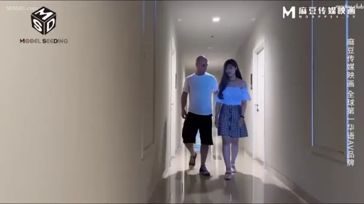 交谈 · 全身 · 自然 · 走廊 · 行走 · 一字领上衣 · 华语成人内容