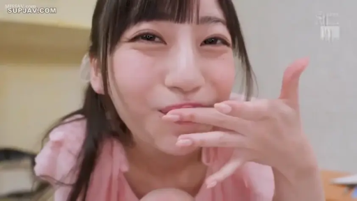 室内 · 脸部特写 · 诱惑 · 粉色上衣 · 含手指 · 齐刘海 · 凑近镜头