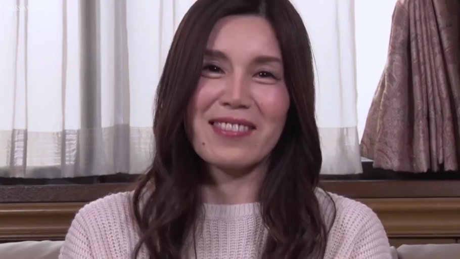 室内 · 微笑 · 正坐 · 注视 · 针织衫 · 是 · 人像摄影