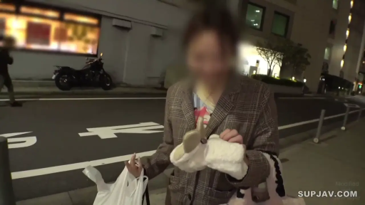 交谈 · 站立 · 手提包 · 上半身 · 模糊 · 面部打码 · 夜晚街道 · 格纹西装