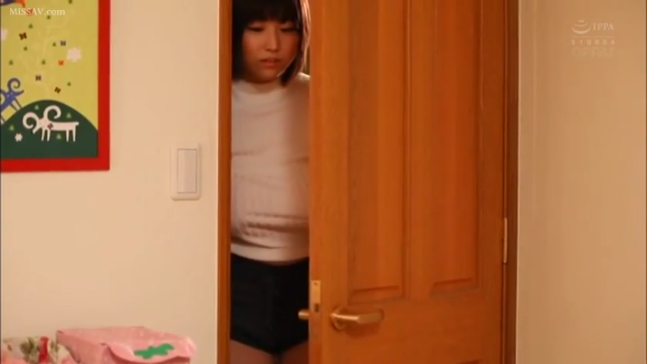 站立 · 中景 · 房门口 · 白色长袖上衣