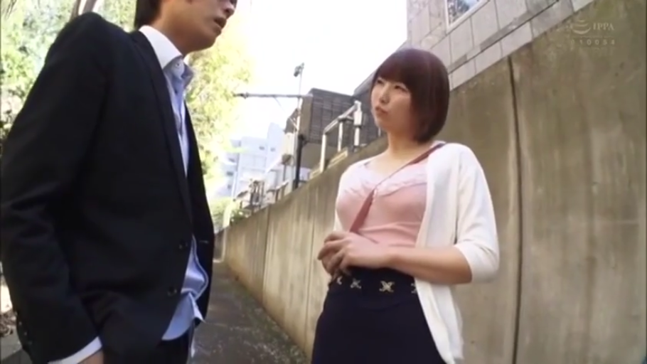 嚴肅 · 站立 · 中景 · 西裝 · 对话 · 劇情 · 戶外小巷 · 單肩包