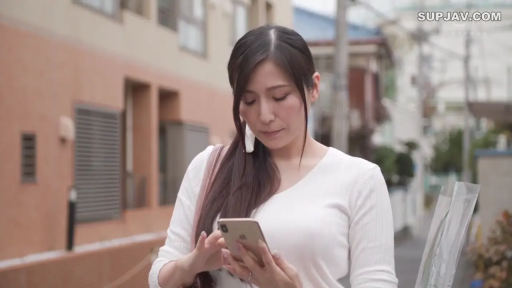 站立 · 自然 · 半身 · 白い上着 · 携帯電話 · 长发 · 户外街道 · 使用手机