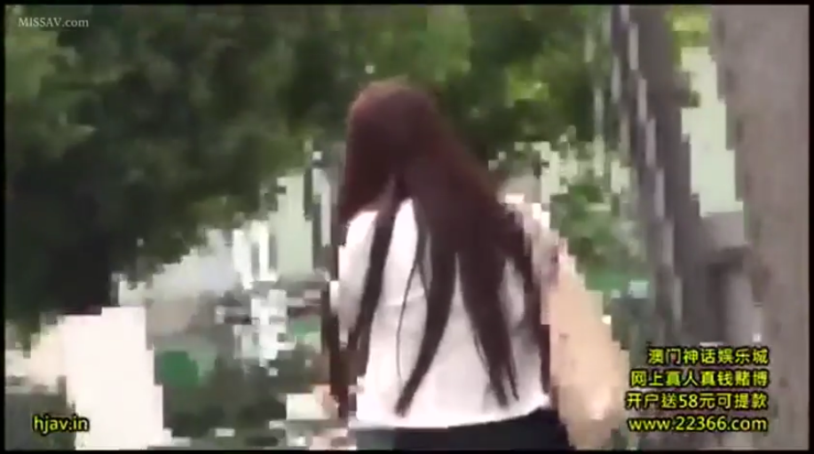 蹲姿 · 中景 · 开怀大笑 · 汽车 · 嬉笑 · 户外停车场 · 外拍 · 白色露脐T恤与长裤