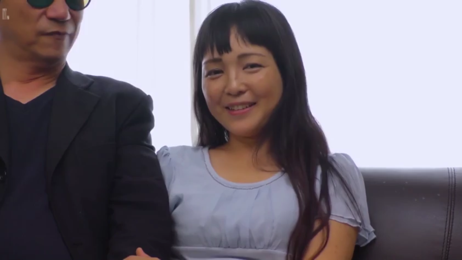 坐姿 · 沙发 · 微笑 · 休闲装 · 上半身 · 熟女 · 合影 · 墨镜