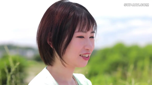 交谈 · 面部特寫 · 户外 · 短发 · 浅色针织衫 · 露齿微笑 · 侧面位