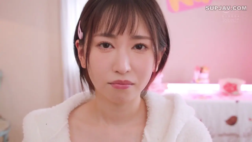 委屈表情 · 面部大特写 · 清纯风格 · 粉色发饰 · 端坐姿势 · 温馨室内 · 白色毛绒家居服 · 直视镜头行为