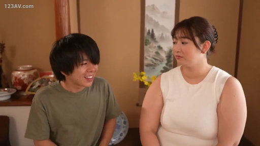 室内 · 坐姿 · 交谈 · 休闲装 · 上半身 · 笑容 · 丰满