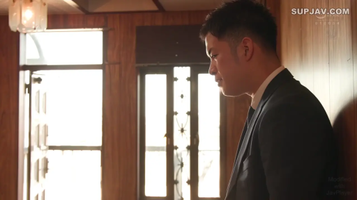 真剣 · 站立 · ドア枠 · 侧面特写 · 等待 · 深色西装 · 职场背景 · 木质室内