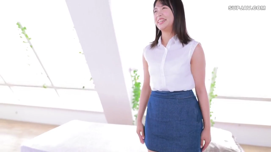 坐姿 · 脸部 · 微笑 · 休闲装 · 对视 · 车内 · 遮光帘